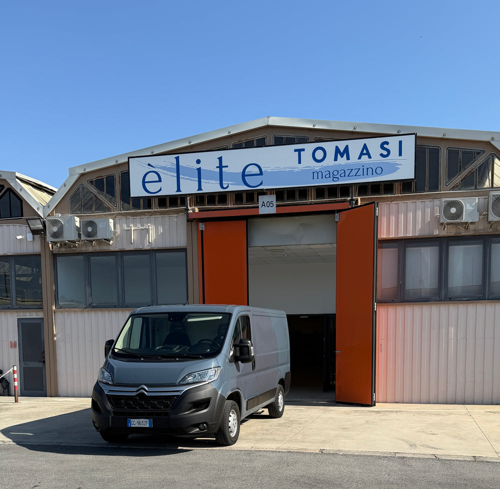 Esterno del magazzino Elite Tomasi con insegna ufficiale