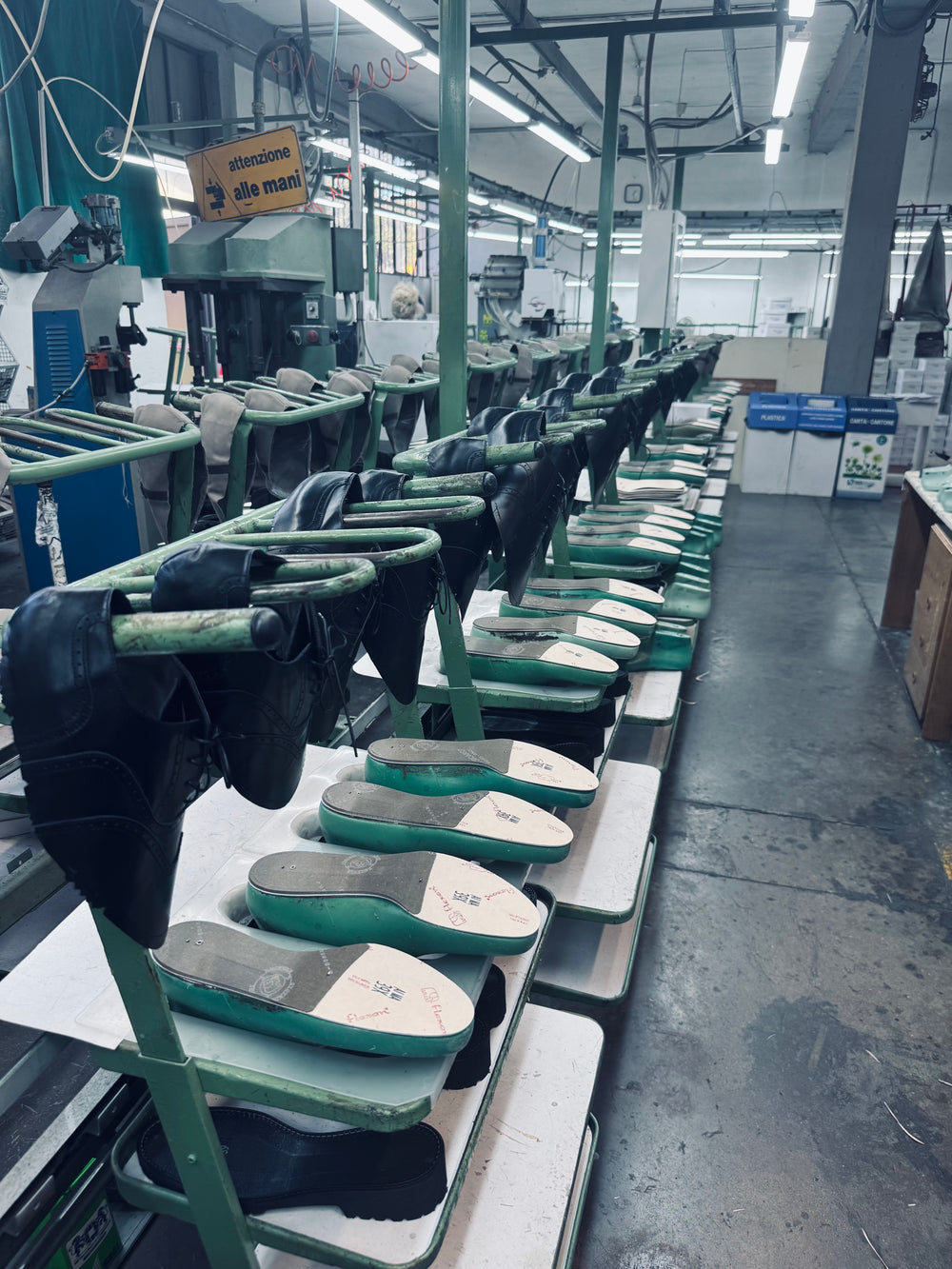 Lavorazione di calzature sulla linea di produzione