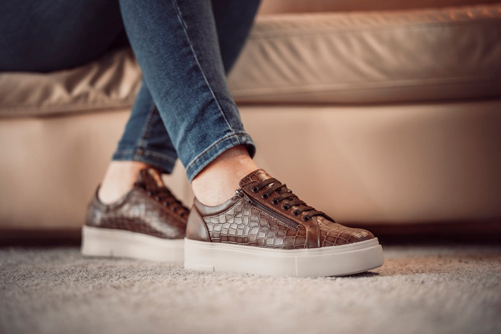 Calzature Elite Tomasi indossate: Scarpe con lacci dalle fotografie originali