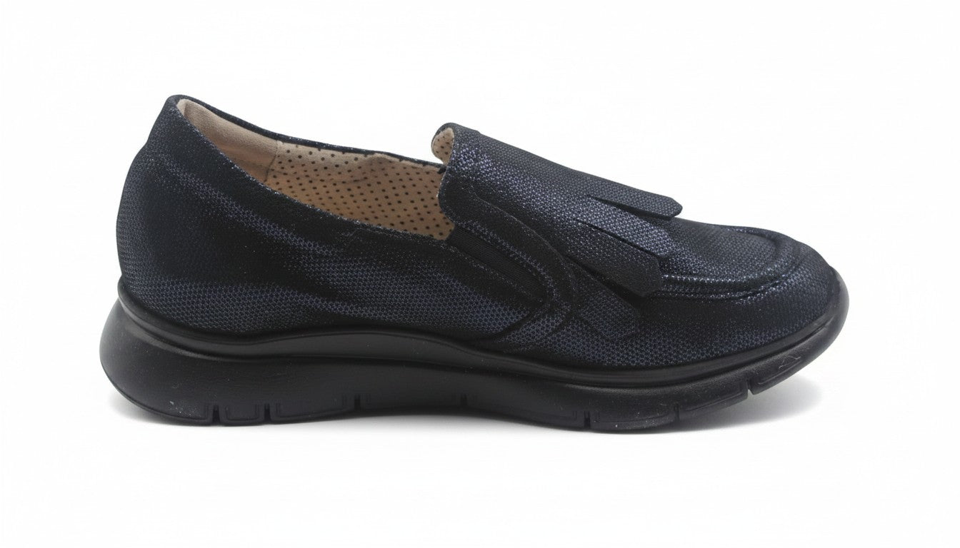 Mocassino Elite Tomasi Store Robin blu in pelle forata con frangia e suola leggera, ideale per l'estate.