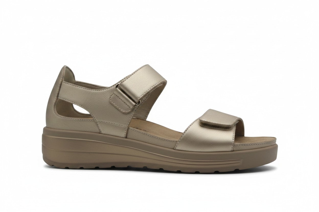 Sandalo donna Elite Tomasi Store color oro in pelle con chiusure a strappo e plantare estraibile, vista laterale.