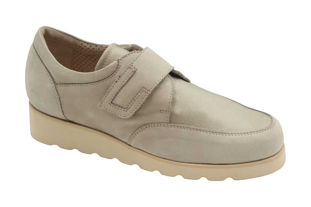 Scarpa Elite Tomasi Store Caterina in nabuck color ghiaccio con chiusura a strappo e calzata ampia 10 XL
