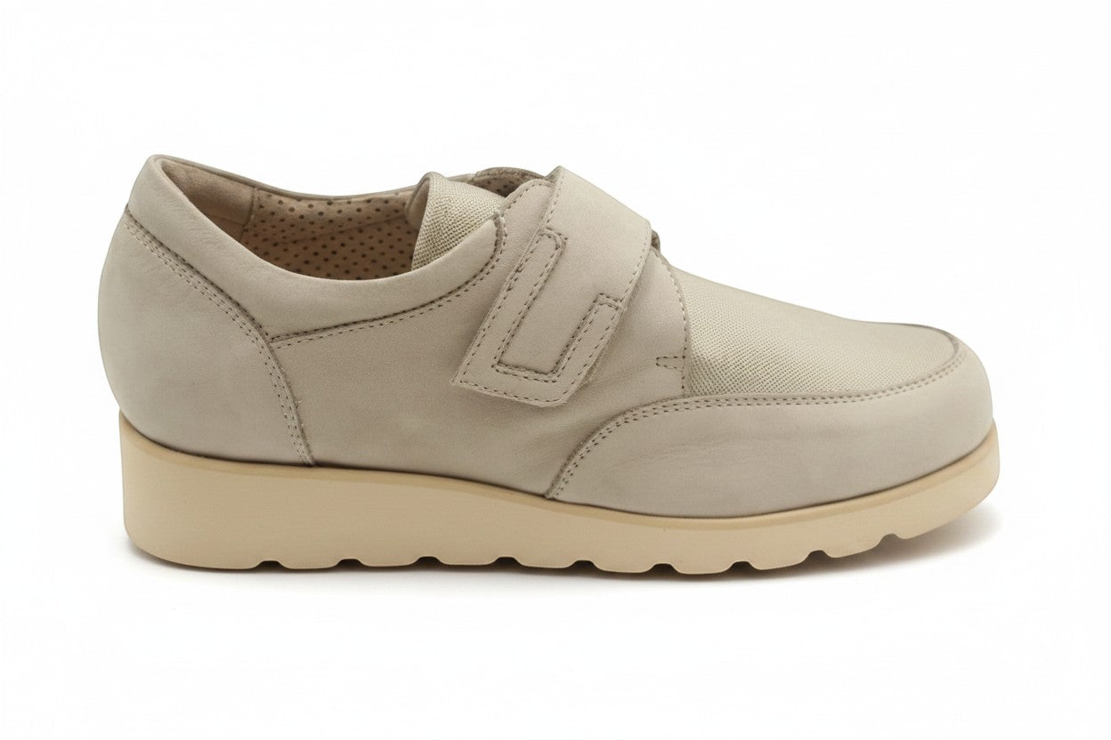 Scarpa Elite Tomasi Store Caterina in nabuck color ghiaccio con chiusura a strappo e calzata ampia XL