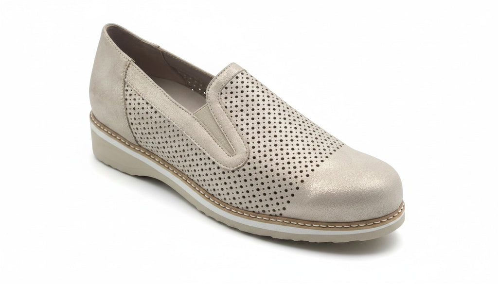 Scarpa Chanel Elite Tomasi Store color oro in pelle traforata con suola leggera, ideale per l'estate.