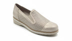 Scarpa Chanel Elite Tomasi Store color oro in pelle traforata con suola leggera, ideale per l'estate.