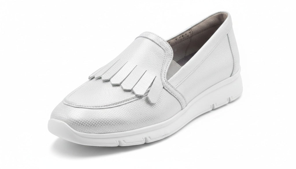 Scarpa donna Elite Tomasi Store Robin color argento con frangia, tomaia forata traspirante e suola leggera in micro.