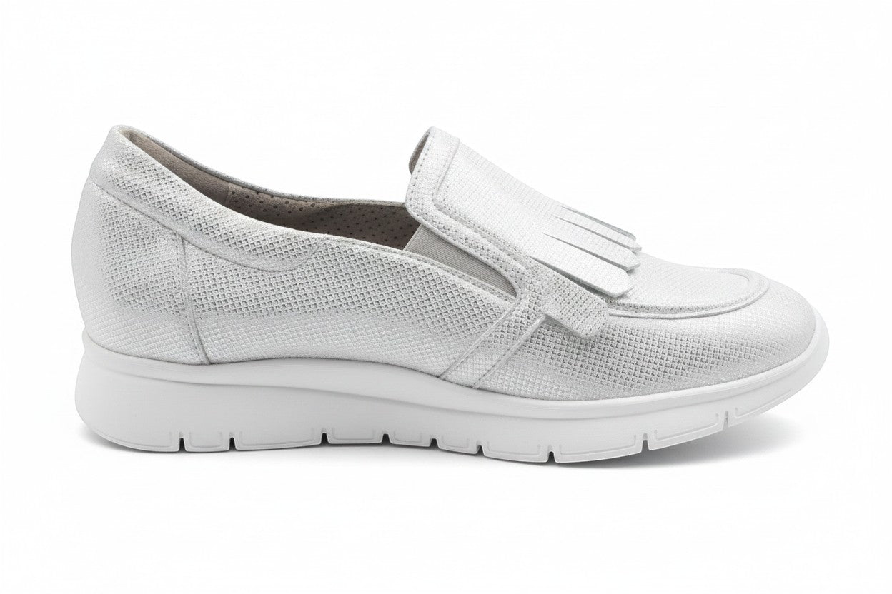 Scarpa donna Elite Tomasi Store Robin argento con frangia, tomaia forata traspirante e suola leggera in micro