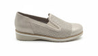 Scarpa donna Elite Tomasi Store Nazzaria color tortora in pelle traforata con suola leggera, ideale per l'estate.