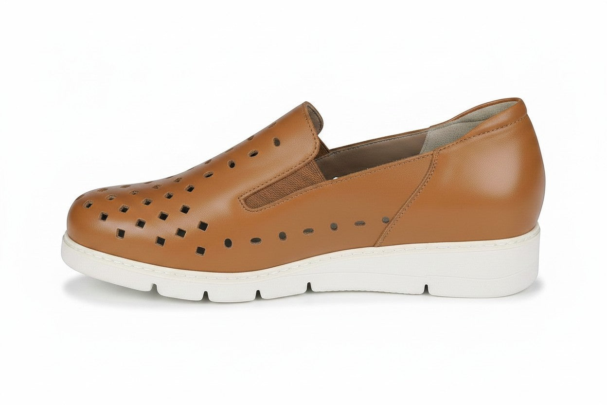 Scarpa Fresia Elite Tomasi Store in vitellone cuoio forato con suola bianca, ideale per comfort estivo.
