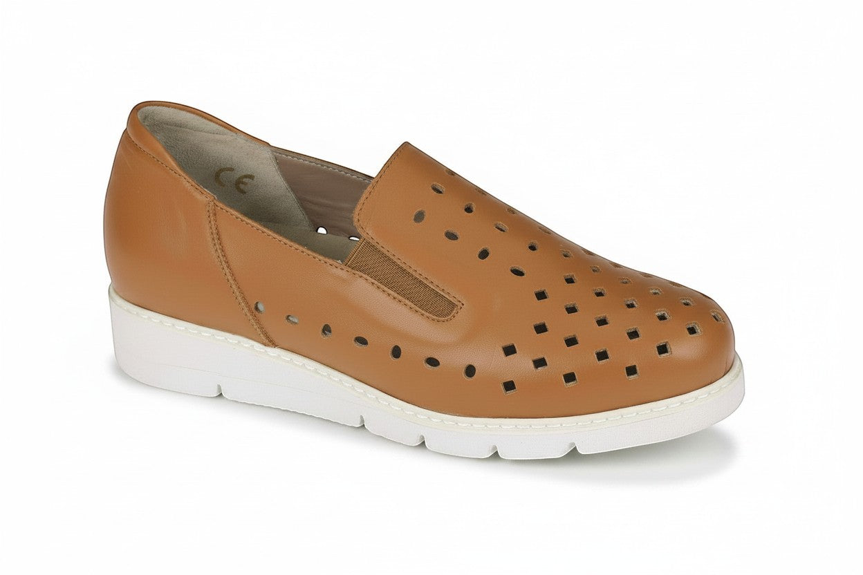 Scarpa Fresia Elite Tomasi Store in vitellone cuoio forato con suola bianca, calzata ampia e plantare estraibile.