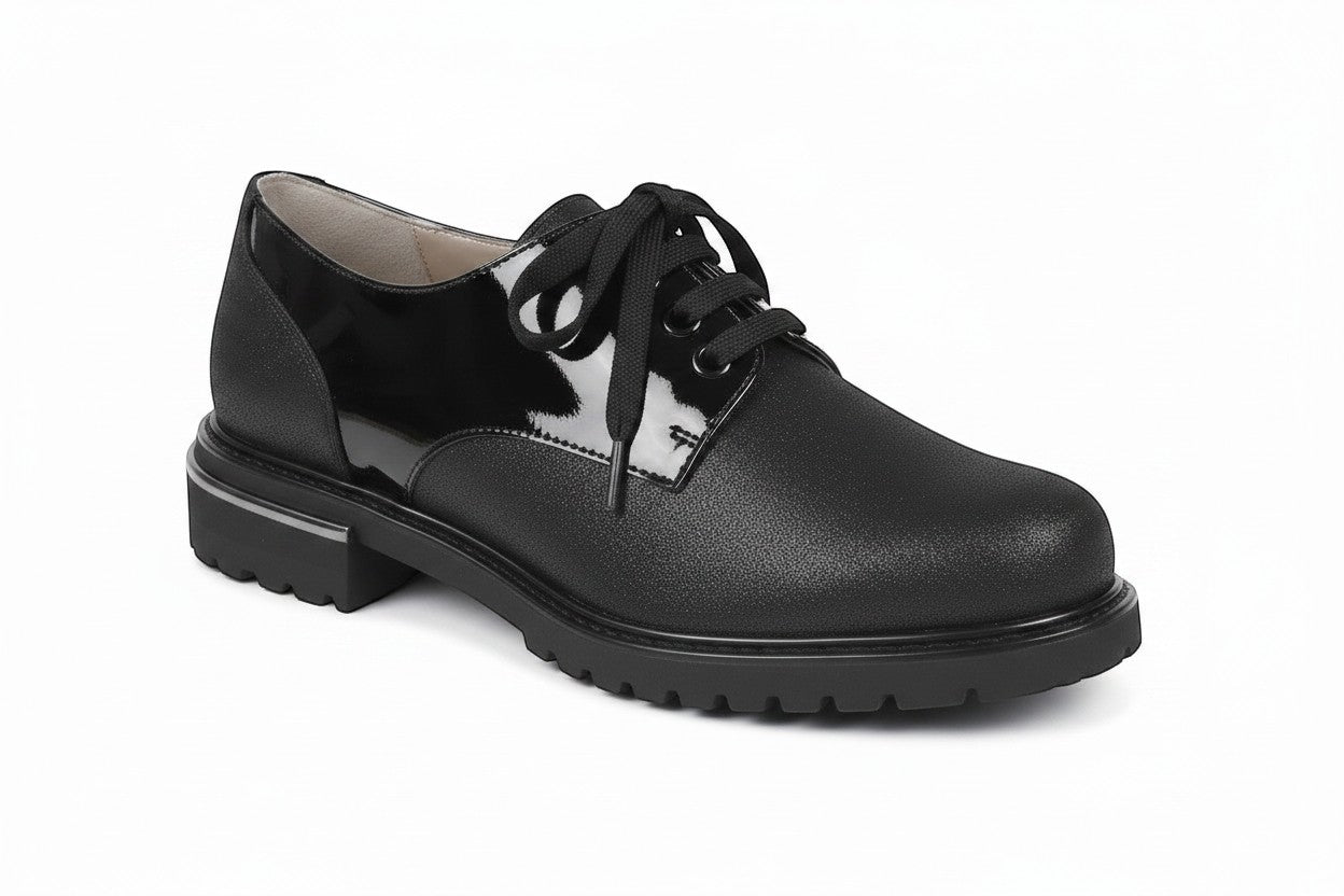 Scarpa stringata Elite Tomasi Store Greta in vernice nera con suola carrarmato e finitura testurizzata